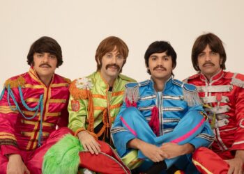 Banda recria obras dos Beatles com música ao vivo e cenário evocando trajetória