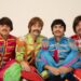 Banda recria obras dos Beatles com música ao vivo e cenário evocando trajetória