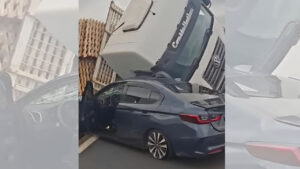 Caminhão tomba na Bandeirantes e atinge carro