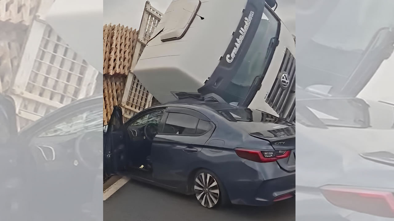 Caminhão tomba na Bandeirantes e atinge carro