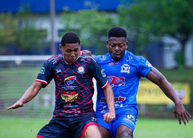Lance do Campeonato de Futebol Amador A de Campinas com jogadores em ação