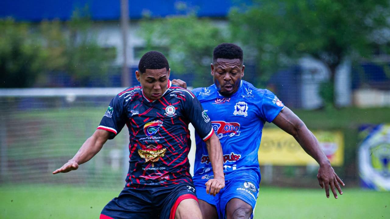 Lance do Campeonato de Futebol Amador A de Campinas com jogadores em ação