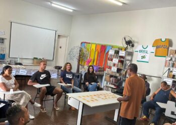 Grupo em roda de histórias com relatos pessoais gravados em áudio