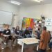 Grupo em roda de histórias com relatos pessoais gravados em áudio