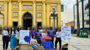 Pessoas atendidas pelo Centro POP Sares II distribuem 500 flores contra violência à mulher