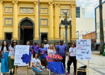 Pessoas atendidas pelo Centro POP Sares II orientando sobre violência contra mulher no Largo da Catedral