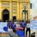Pessoas atendidas pelo Centro POP Sares II orientando sobre violência contra mulher no Largo da Catedral