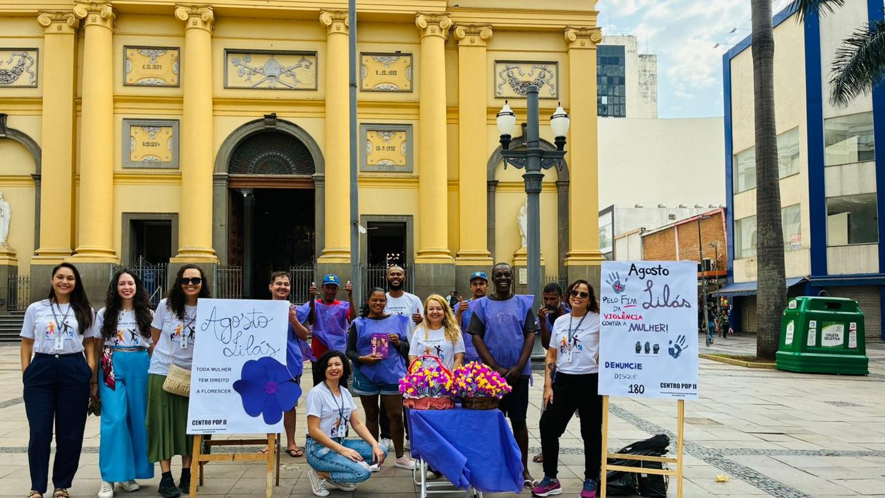 Pessoas atendidas pelo Centro POP Sares II orientando sobre violência contra mulher no Largo da Catedral