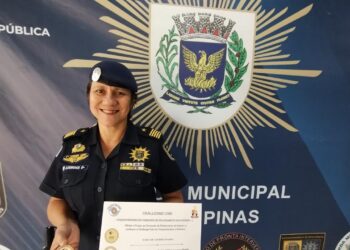 Comandante da Guarda Municipal dividindo reconhecimento com guardas municipais