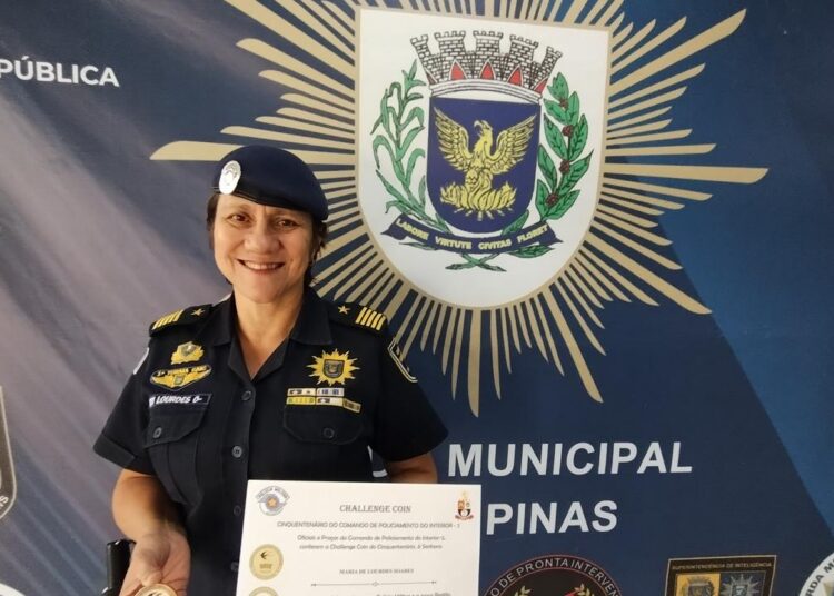 Comandante da Guarda Municipal dividindo reconhecimento com guardas municipais