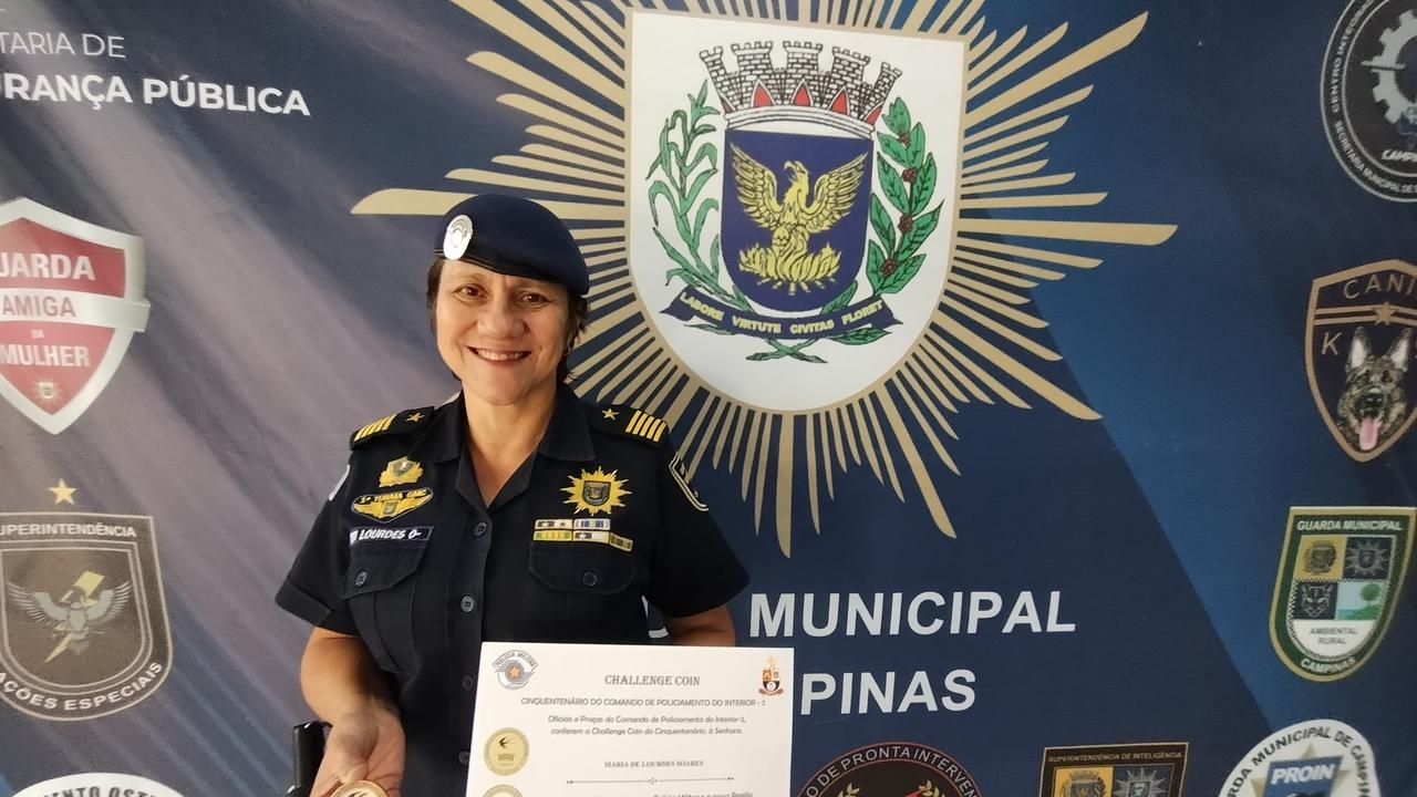 Comandante da Guarda Municipal dividindo reconhecimento com guardas municipais