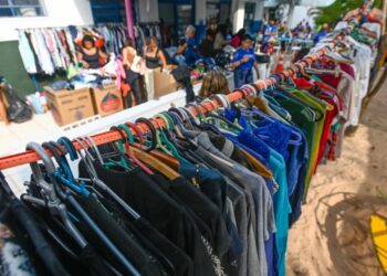 Varal Solidário com troca e retirada de roupas