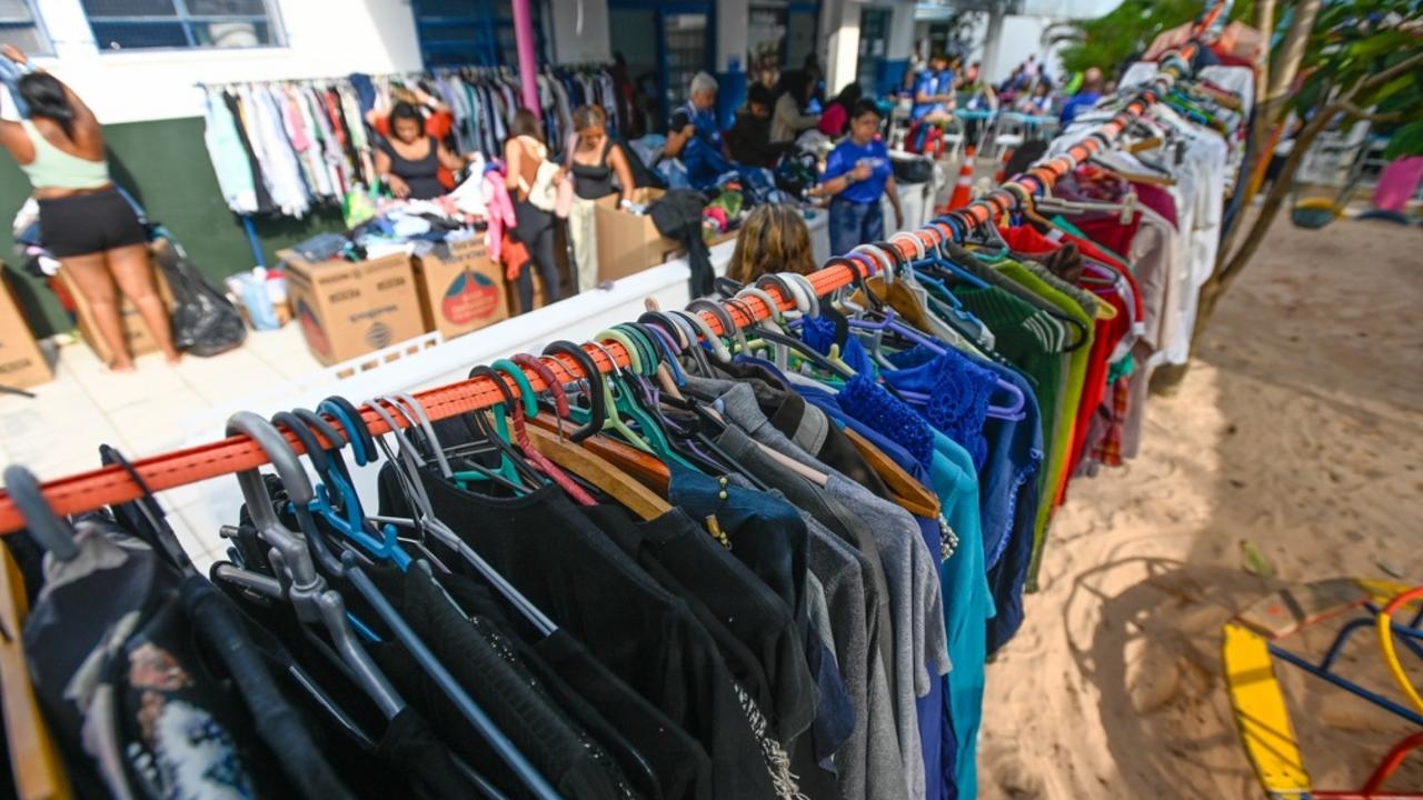 Varal Solidário com troca e retirada de roupas