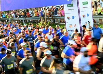 Oficial de manutenção e coordenador de inspeção veicular participam da corrida