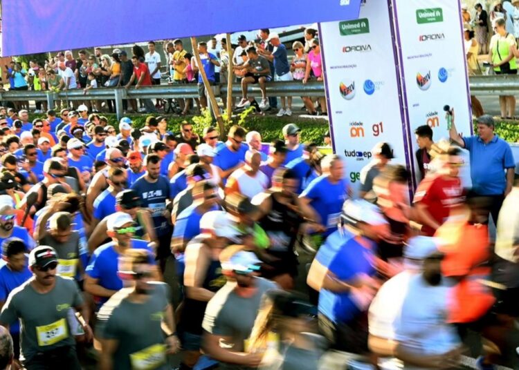 Oficial de manutenção e coordenador de inspeção veicular participam da corrida