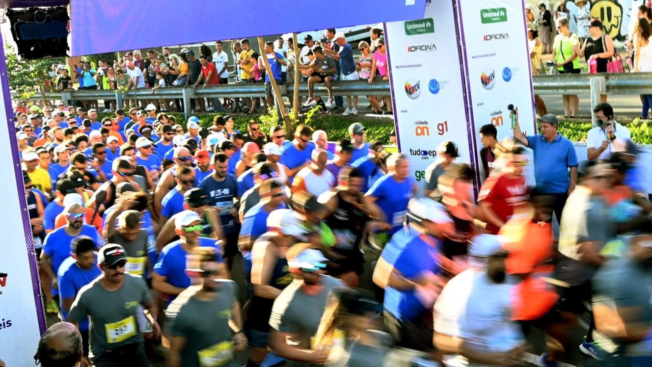 Oficial de manutenção e coordenador de inspeção veicular participam da corrida