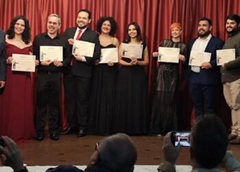 Grupo finalista com um baixo, dois tenores, uma mezzo-soprano e cinco sopranos