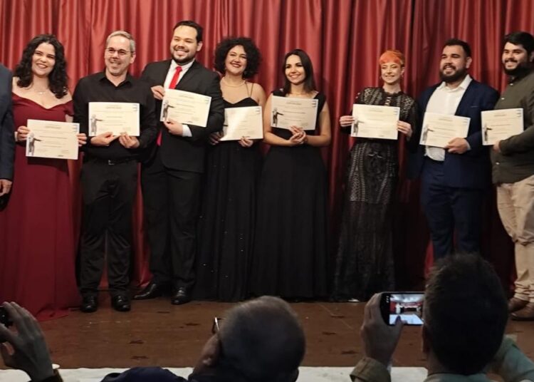 Grupo finalista com um baixo, dois tenores, uma mezzo-soprano e cinco sopranos