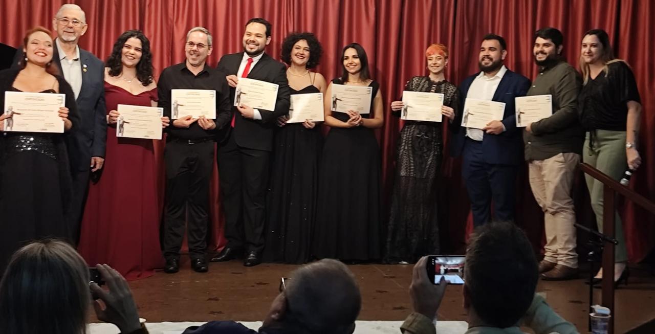 Grupo finalista com um baixo, dois tenores, uma mezzo-soprano e cinco sopranos