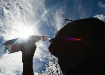 orientações para manter hidratação durante onda de calor
