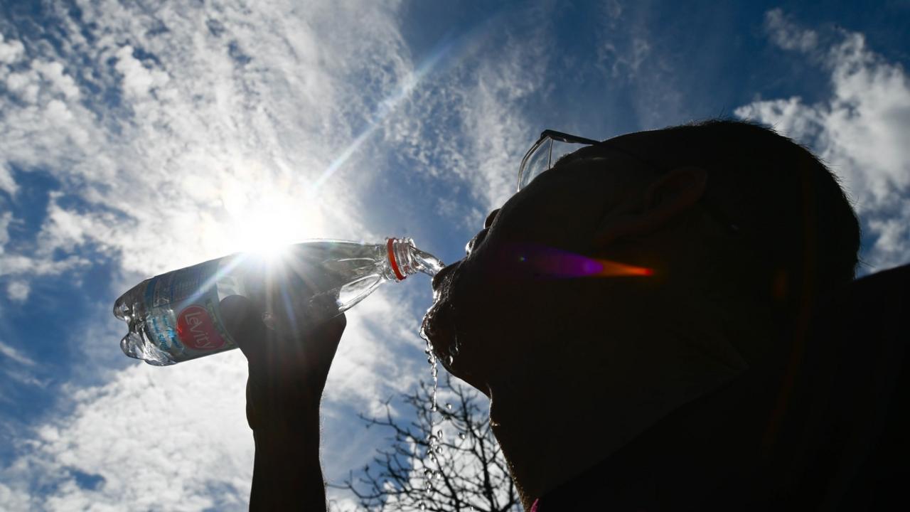 orientações para manter hidratação durante onda de calor