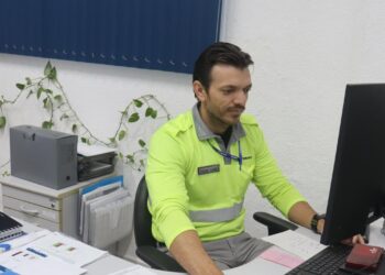 Agentes da mobilidade urbana auxiliando população em terminais e situações de emergência