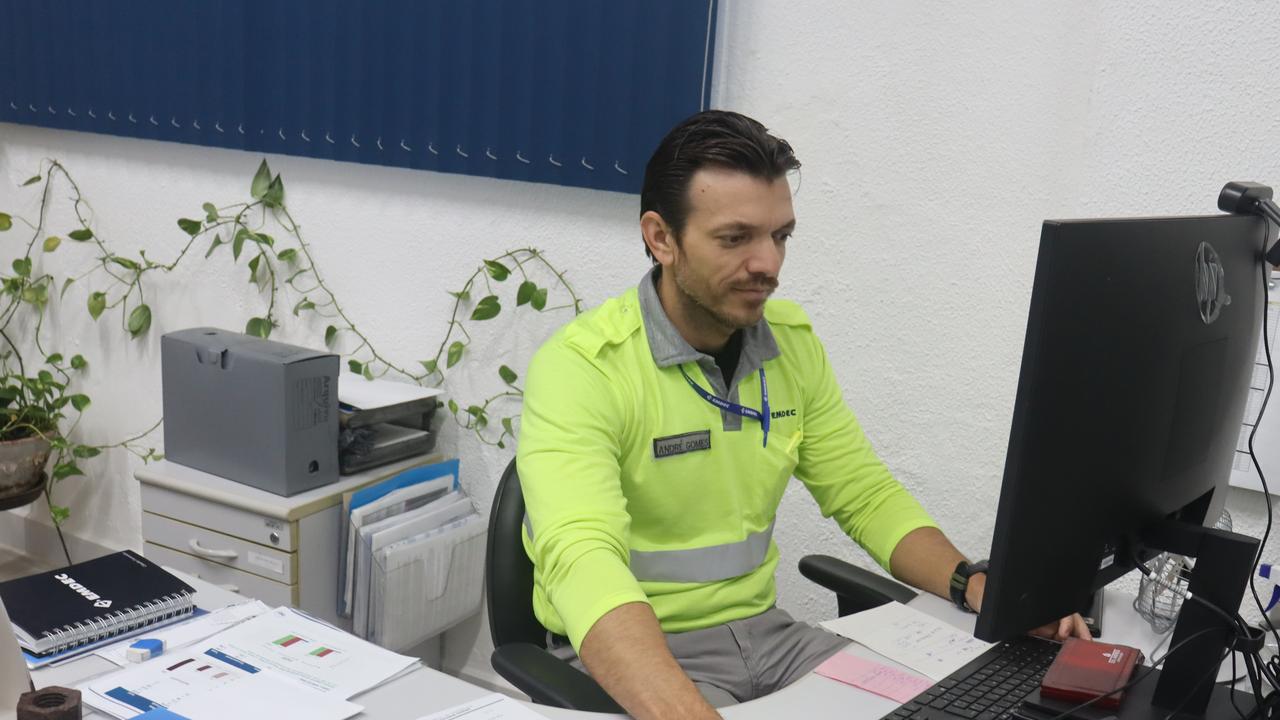 Agentes da mobilidade urbana auxiliando população em terminais e situações de emergência