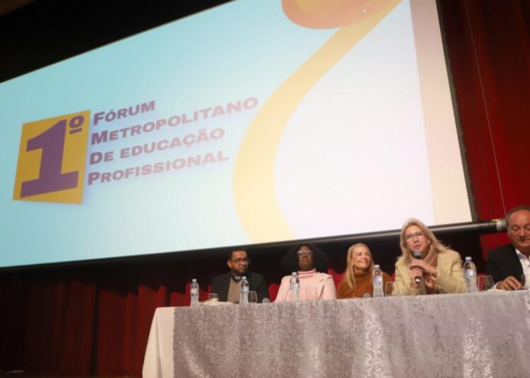 Fórum realizado no Centro de Convivência Cultural com participantes durante debates