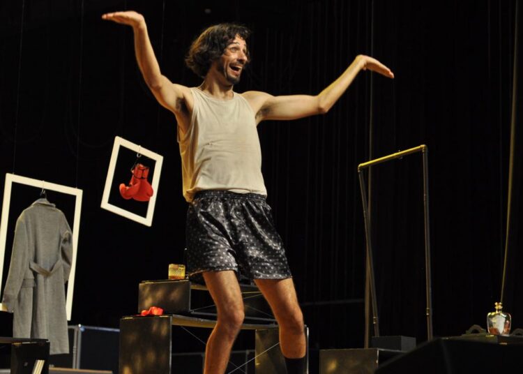 Espectador invade palco durante performance teatral questionando a cena