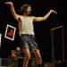Espectador invade palco durante performance teatral questionando a cena
