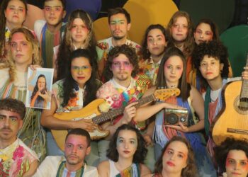 Jovens artistas em espetáculo teatral sobre Tropicália na ditadura militar