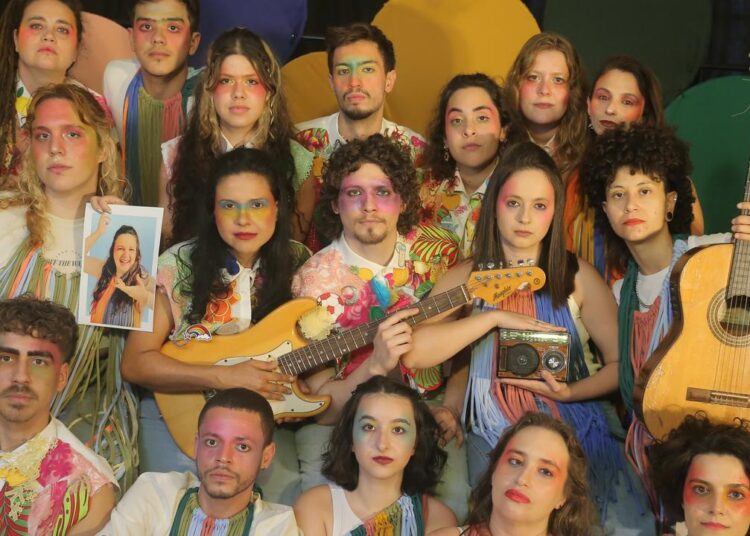 Jovens artistas em espetáculo teatral sobre Tropicália na ditadura militar