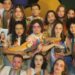 Jovens artistas em espetáculo teatral sobre Tropicália na ditadura militar