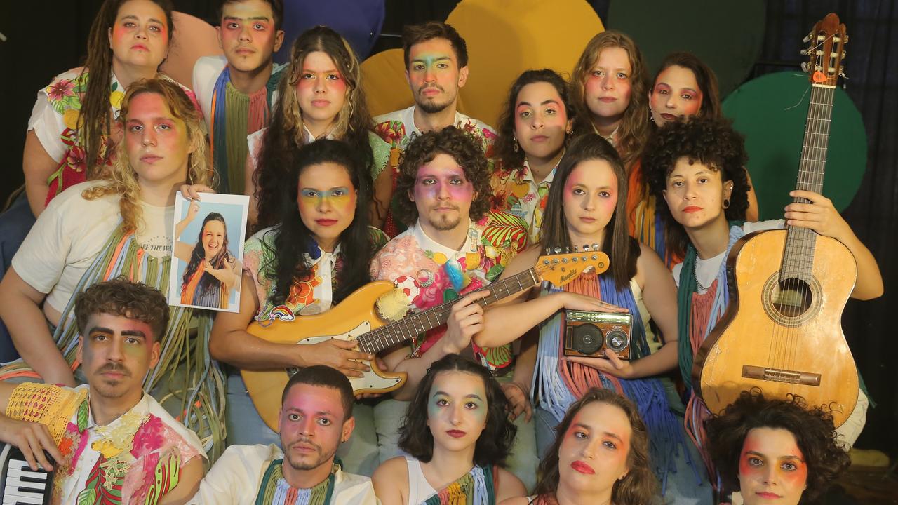 Jovens artistas em espetáculo teatral sobre Tropicália na ditadura militar