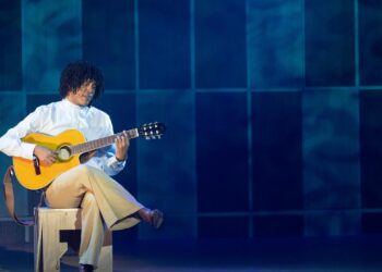Raphael Elias interpreta Djavan em diferentes fases da vida ao lado do elenco do musical