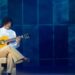 Raphael Elias interpreta Djavan em diferentes fases da vida ao lado do elenco do musical