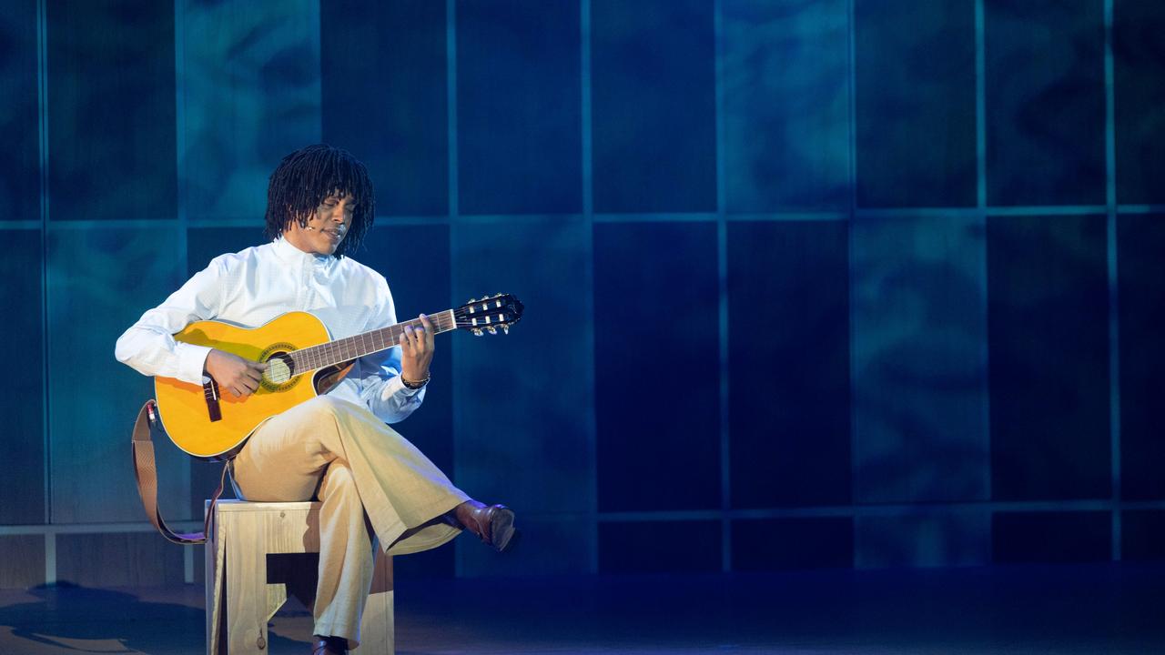 Raphael Elias interpreta Djavan em diferentes fases da vida ao lado do elenco do musical