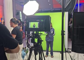 Estudantes gravam vídeo na experiência audiovisual no estande da EducaTV em evento de tecnologia