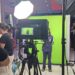 Estudantes gravam vídeo na experiência audiovisual no estande da EducaTV em evento de tecnologia