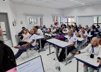 Encontro com alunos sobre enfrentamento à violência contra mulheres