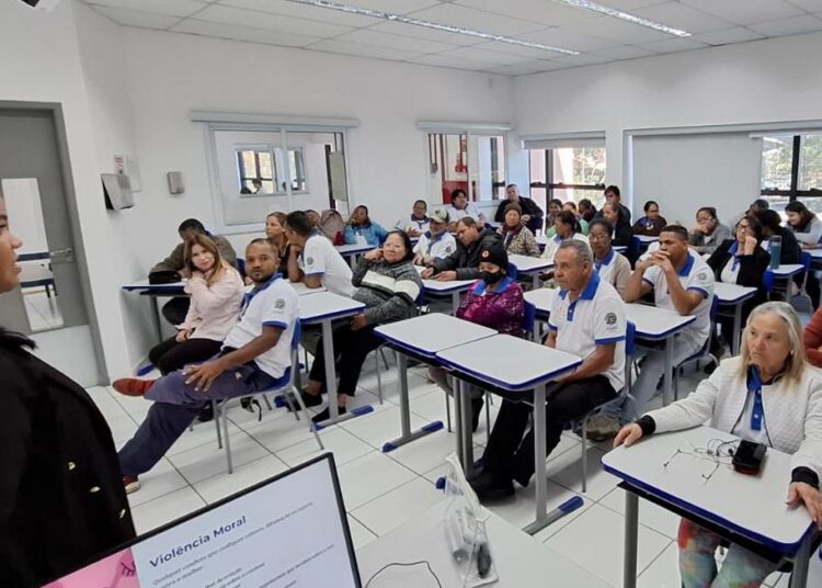 Encontro com alunos sobre enfrentamento à violência contra mulheres