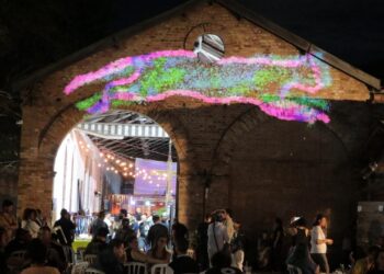 Público participando da Feira Cult dedicada à arte e economia criativa