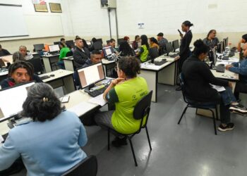 Trabalhadores participam de processo de triagem durante Feirão de Emprego