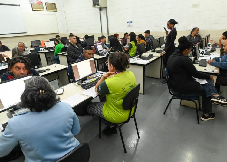 Trabalhadores participam de processo de triagem durante Feirão de Emprego