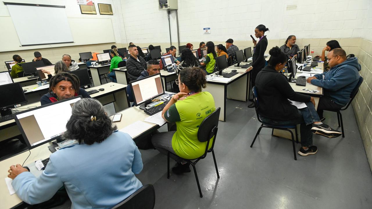 Trabalhadores participam de processo de triagem durante Feirão de Emprego