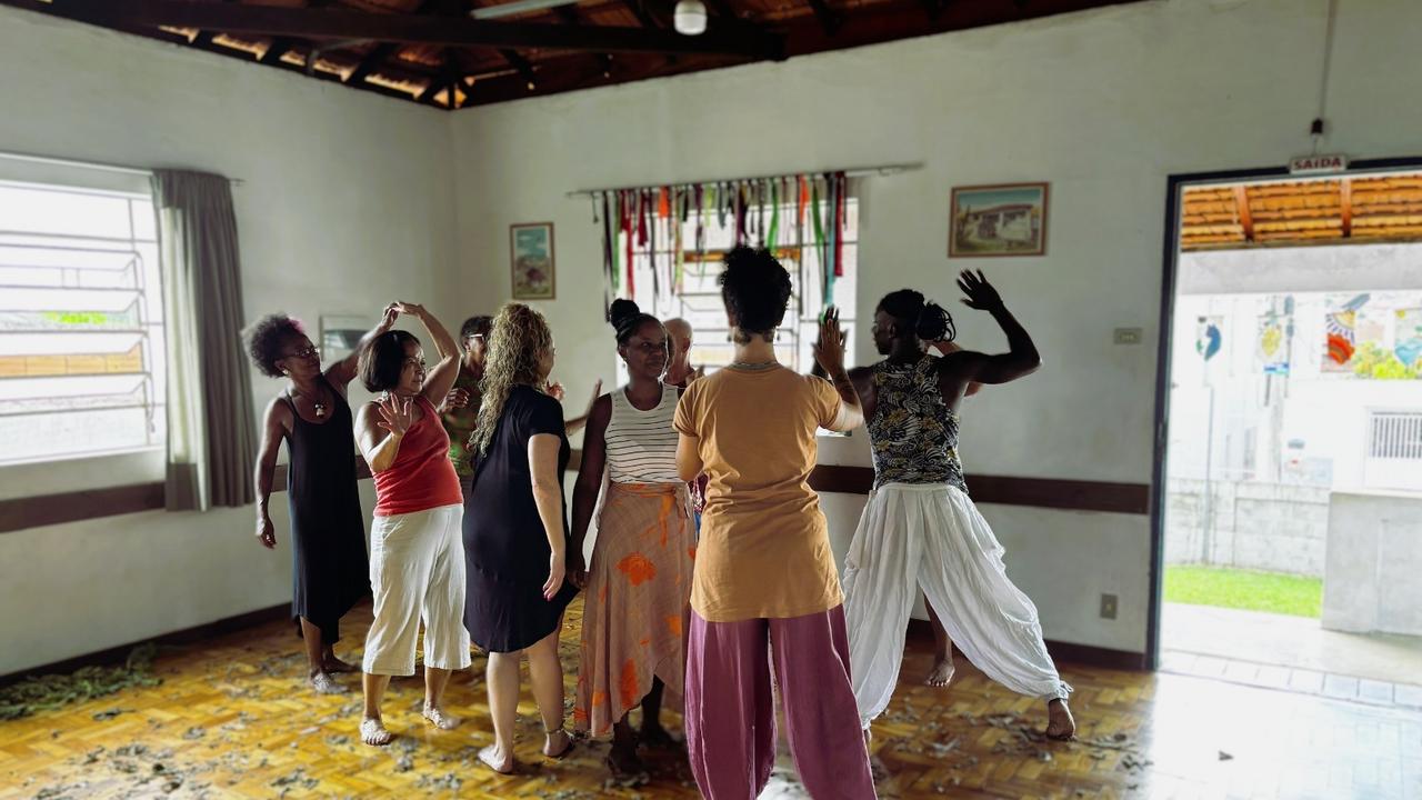 Grupo de dança se apresenta no Festival de Danças Sankofa, no Espaço Cultural Casa do Pavão