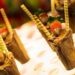 Praça de alimentação com bolos, tortas de morango, churros e chopp
