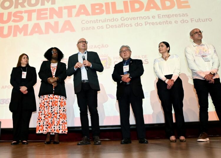 Representantes do setor público, privado e universidades discutindo transformações no mundo do trabalho