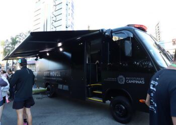 Veículo com estações de trabalho e câmeras para vigilância panorâmica