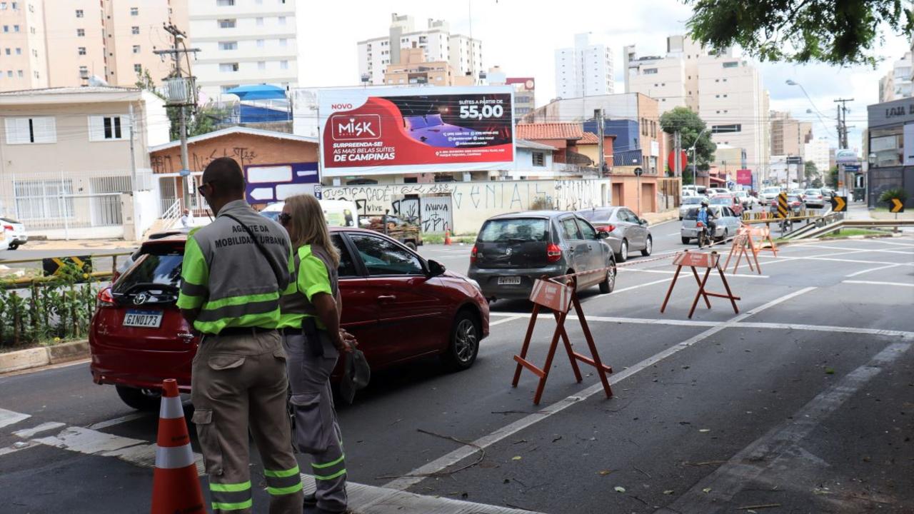 Bloqueio suspenso na pista interna da avenida Dr. Heitor Penteado próximo à Lagoa do Taquaral